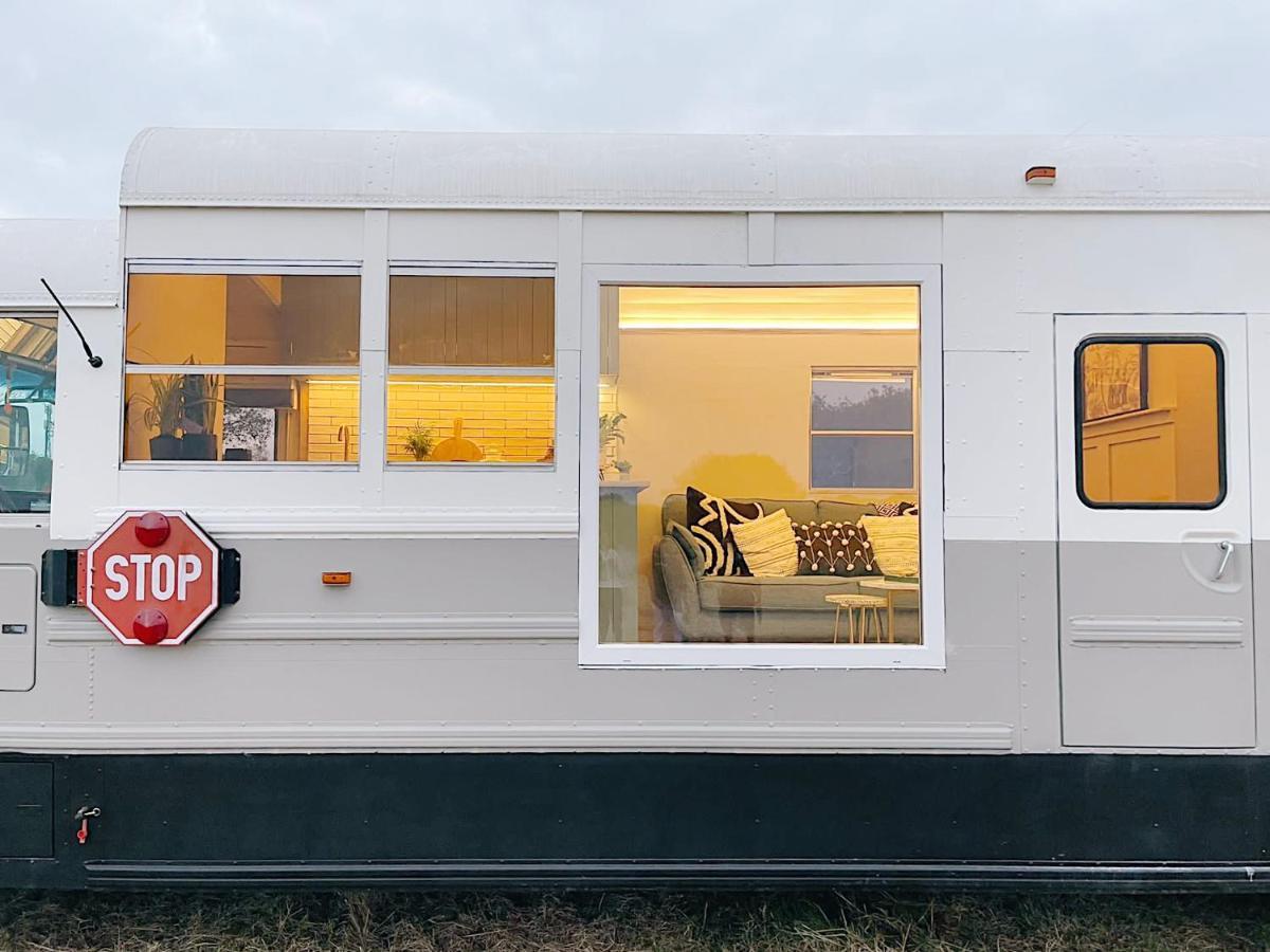 American School Bus Retreat With Hot Tub In Sussex Meadow Ъкфийлд Екстериор снимка