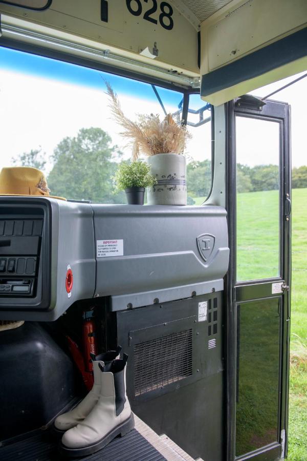 American School Bus Retreat With Hot Tub In Sussex Meadow Ъкфийлд Екстериор снимка