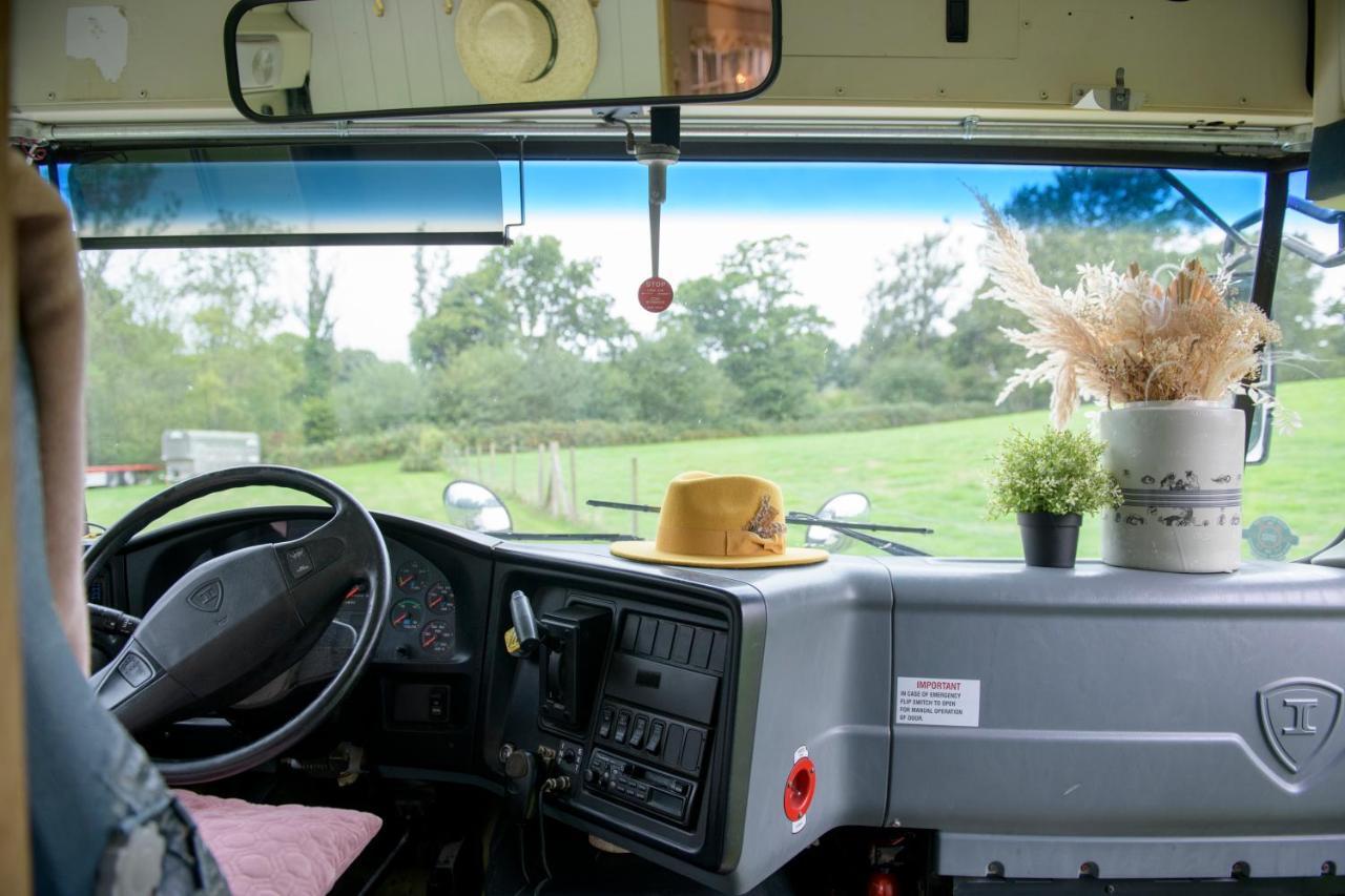 American School Bus Retreat With Hot Tub In Sussex Meadow Ъкфийлд Екстериор снимка